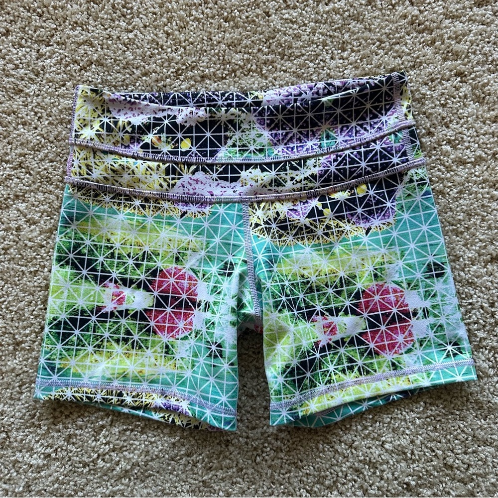Lululemon Wunder‎ Under Shorts Size 4 Paradise Grid Very Green Multi 5”